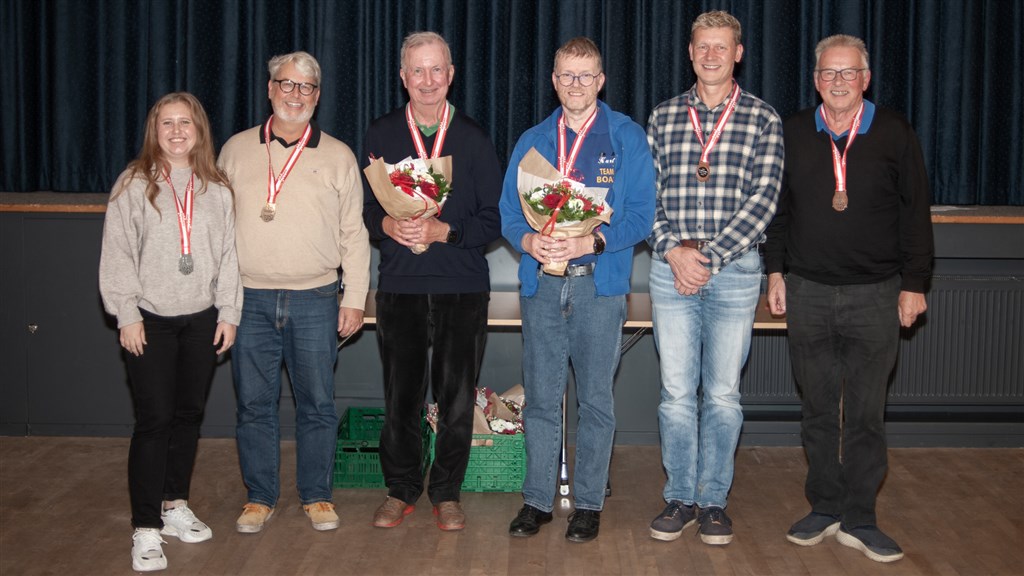 Danmarksmestrene er kåret. Fra venstre sølvmedaljevinderne Emilie Weber Wellendorf og Torben Weber Andersen - Guldmedaljevinderne Bent Mikkelsen og Kurt Rasmussen og til højre, bronzevinderne Kent Poulsen og Leif Poulsen.
(Foto: Viggo Johansen)